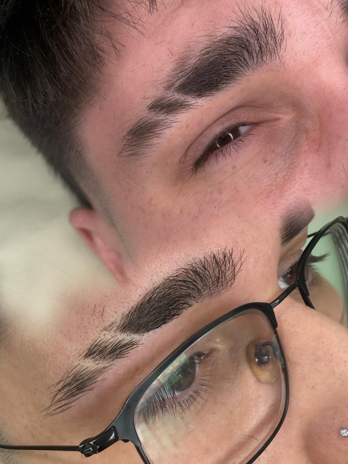 Micropigmentación de cejas en hombre