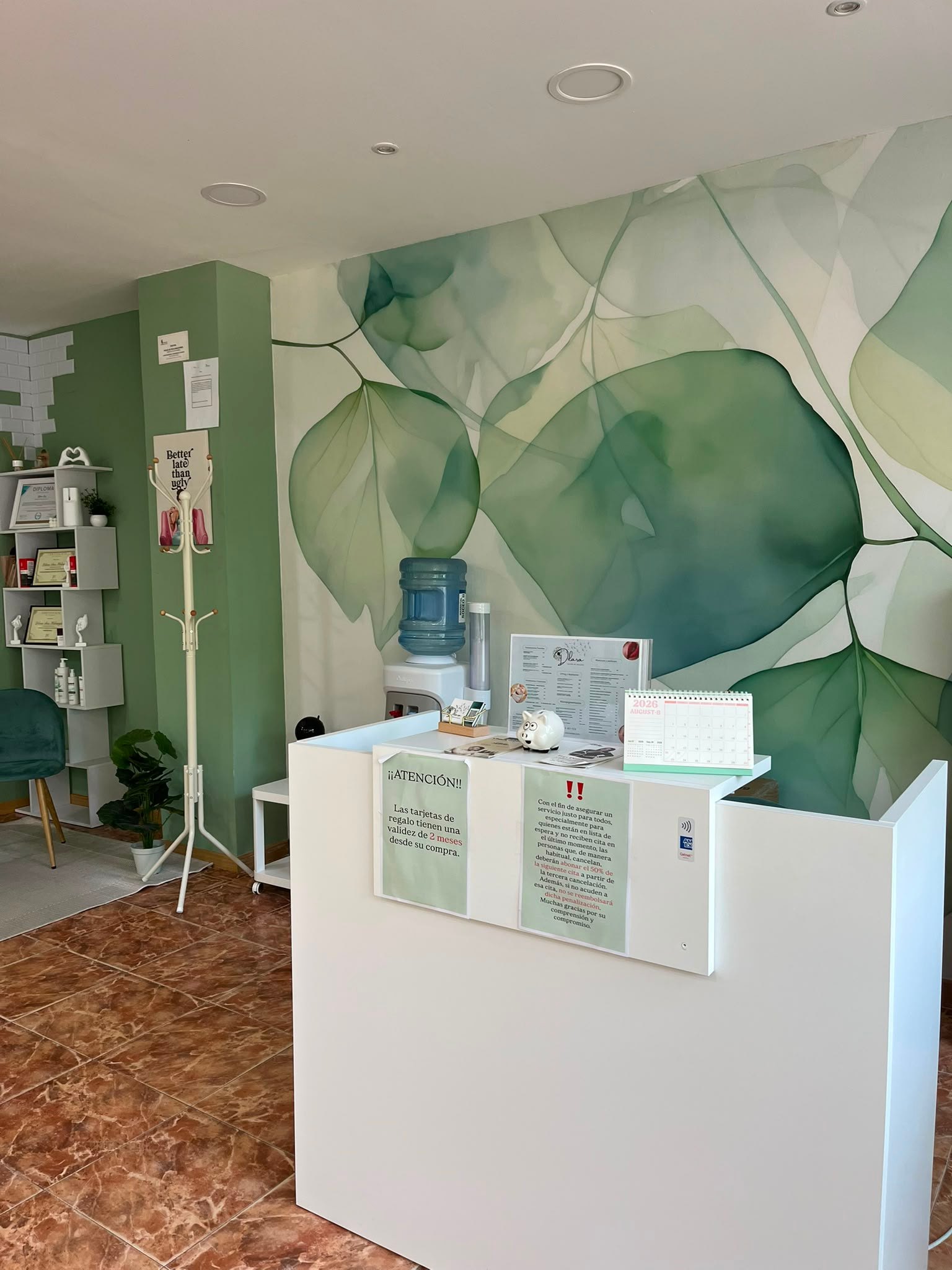 Recepción de Dilara Salón de Belleza con mural de hojas